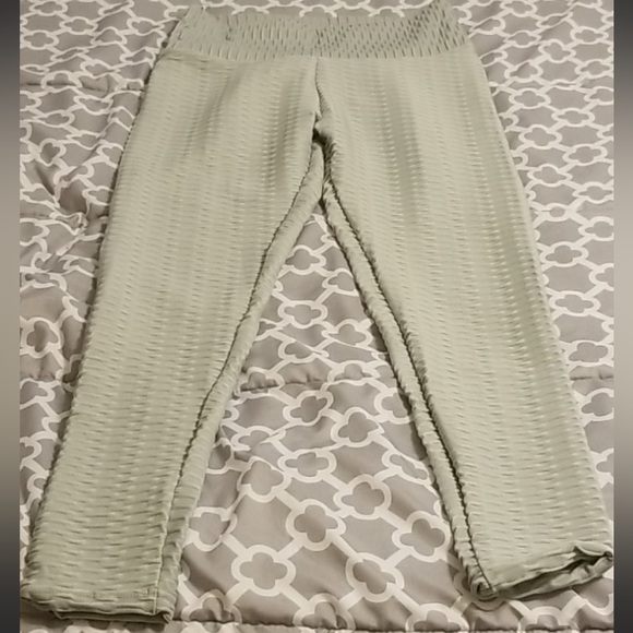 TicTok Famous Leggings - Picture 3 of 4